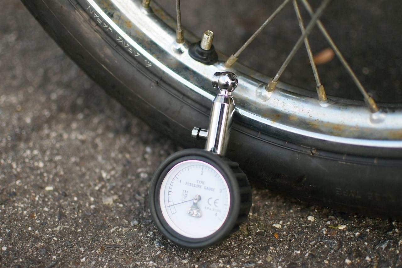 画像: エアゲージやエアポンプの口金角度はどれがベスト？ バイクのエアバルブについて考えてみた。〈若林浩志のスーパー・カブカブ・ダイアリーズ Vol.148〉 - webオートバイ