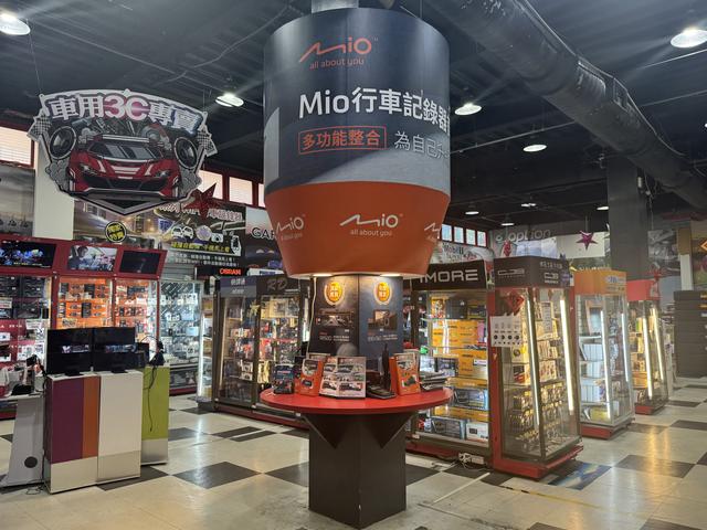 画像: カー用品店のお店に入ってすぐ、一番目立つところにある Mioコーナー。