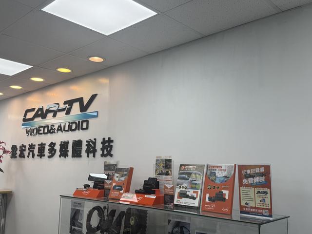 画像: 高級車向けのカーオーディオ店。お店のロゴの隣には Mioの商品が展示してありました。