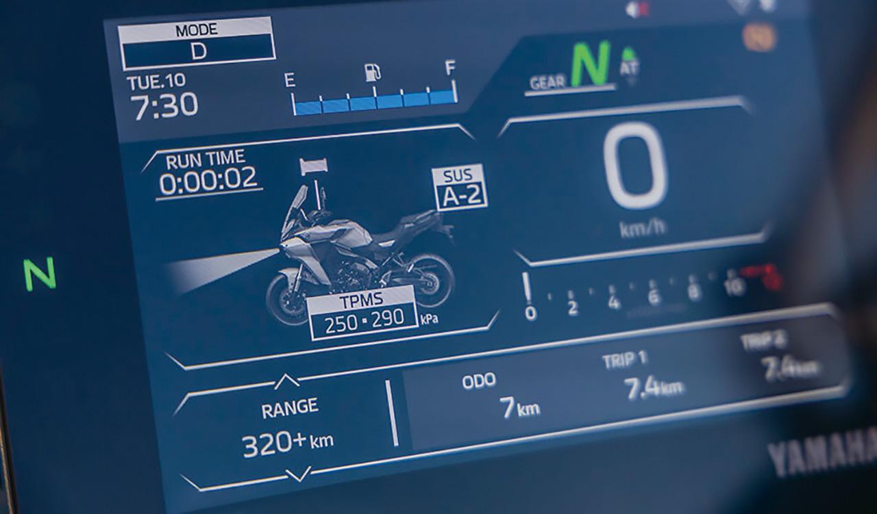画像: 先行車を自動追従するACCを搭載 ミリ波レーダーで先行車との車間を検知し、加減速や定速巡航を自動制御する追従型クルーズコントロールはロングツーリングの頼もしい味方。