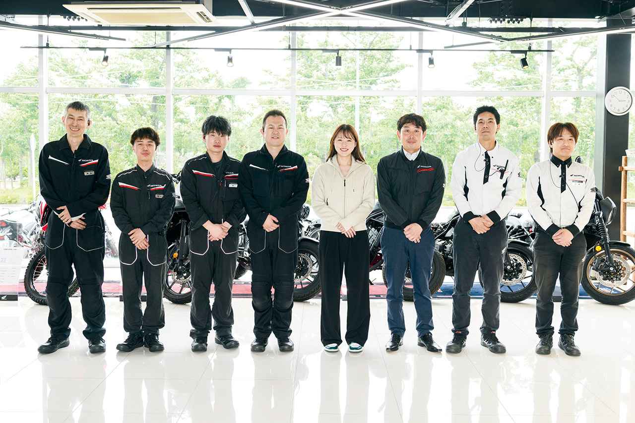 画像: 右から3人目の方が立川店・店長の實方さん。今回のリニューアルで床、照明も変更され、店内の雰囲気はより明るく過ごしやすい空間を演出。白い床のおかげで写真も綺麗に撮れました。