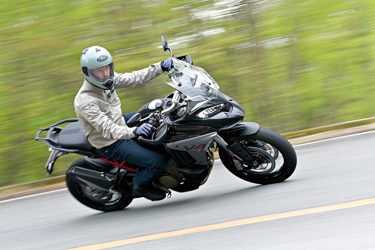 画像: Multistrada V4S:有機的なカウルデザインもあって車格が大きく感じるものの、走行中はとても軽快なムルティストラーダ。その理由はフロント19インチとリアホイールは細身の4.5インチ幅が効いてる。