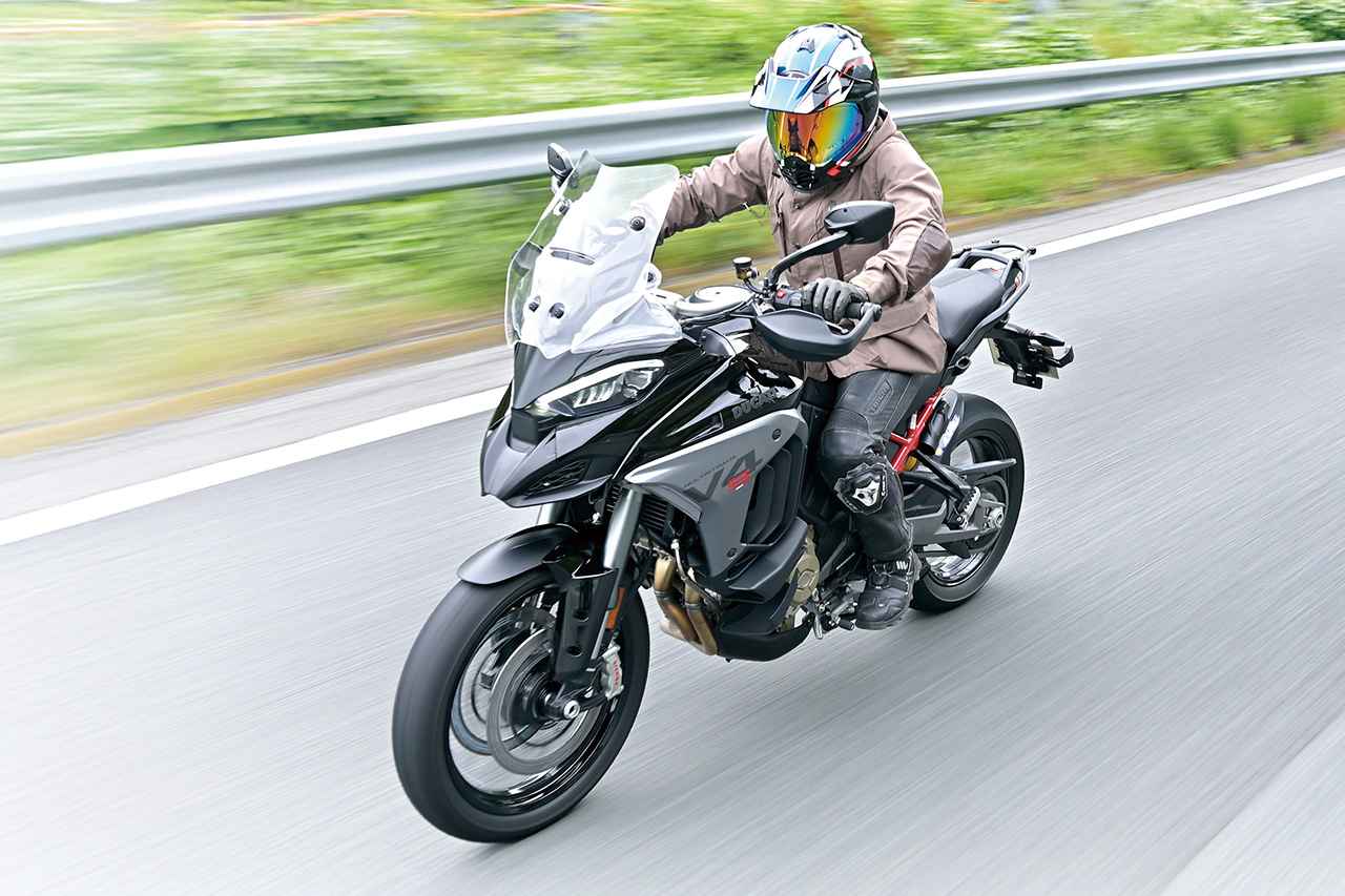 画像: Multistrada V4 S|前走車を自動追従するシステムは、単調になりがちな高速道路走行での疲れを緩和。長距離好きのライダーはぜひ一度使ってみてもらいたい。