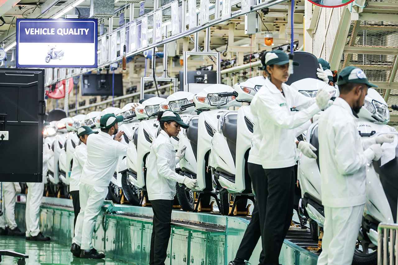 画像2: 女性従業員の雇用増加に対し積極的に取り組んでいるHMSIでは、生産ラインで働くスタッフのうち女性従業員は30%を占めるという高い割合。