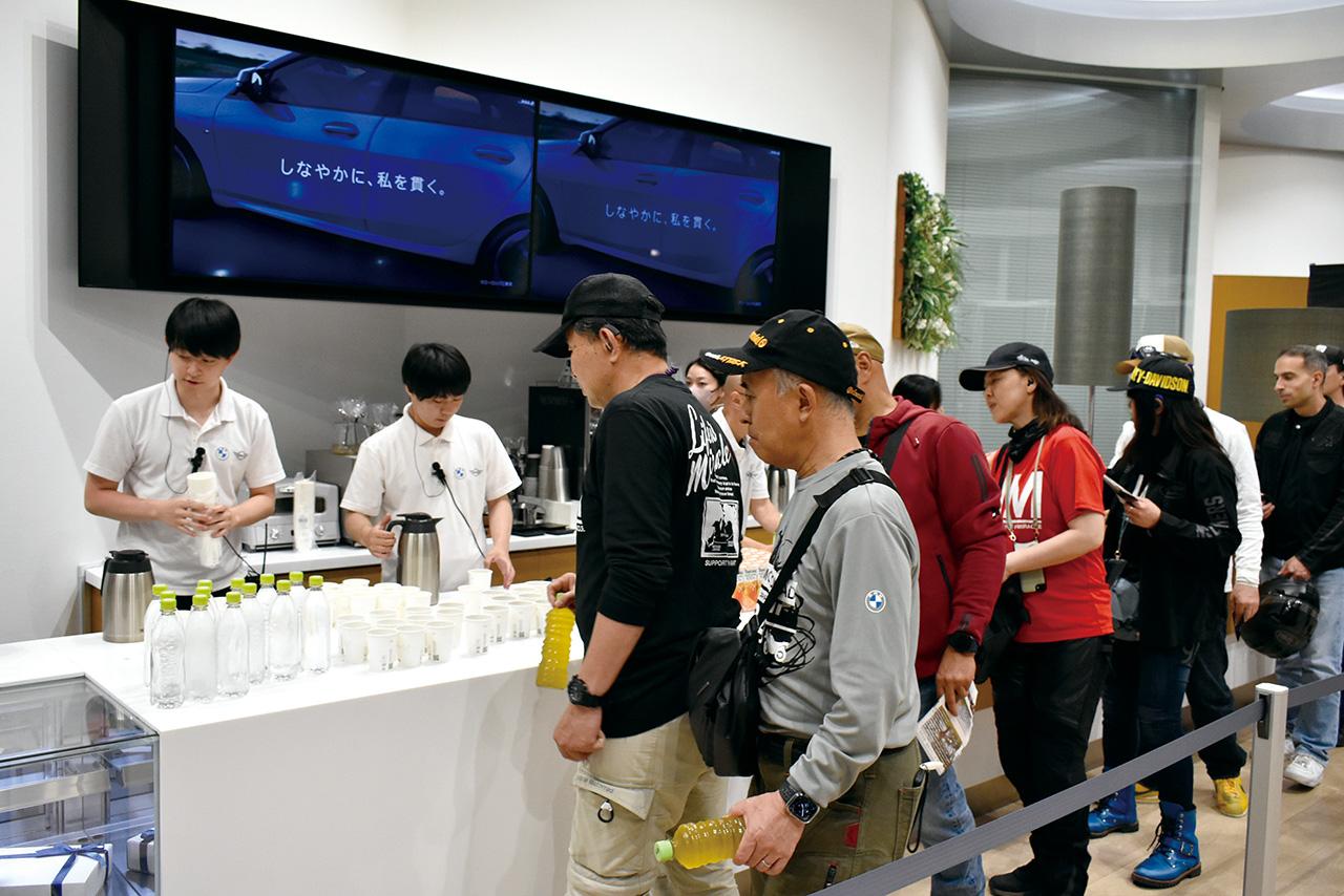 画像: コーヒー片手にバイク談義を楽しむのもカフェミーティングの醍醐味。公式SNSをフォローするともらえるドリンクチケットには長蛇の列ができていた。