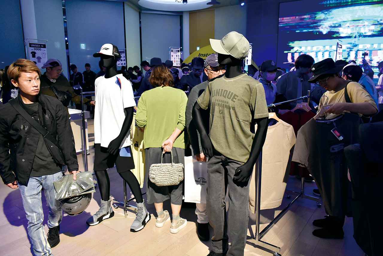 画像: 物販コーナーではBMW Motorradの純正アパレルグッズがお得に買えるアウトレットがあったほか、イベント限定のTシャツの販売も!