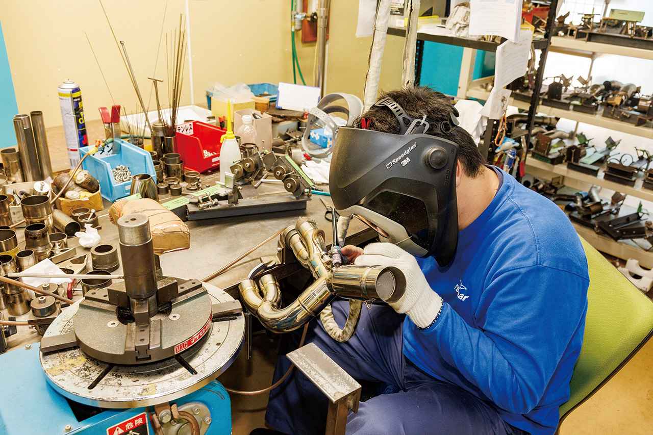 画像: マフラーの溶接工程はひとつひとつスタッフが手作業で行い、溶接跡の細やかな仕上がりには絶対の自信を持つ。