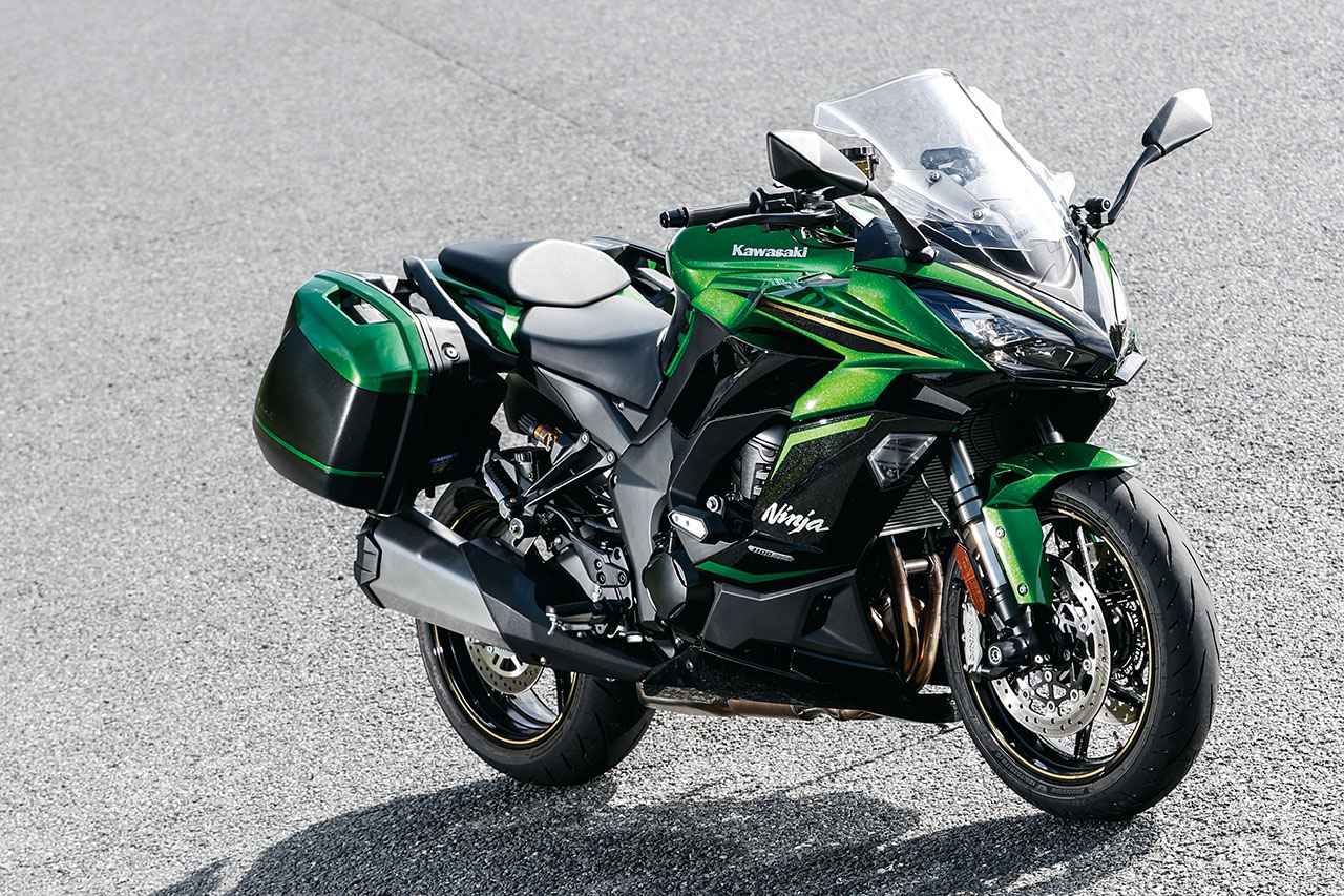 画像: Kawasaki Ninja1100SX SE 総排気量:1098cc エンジン形式:水冷4ストDOHC4バルブ並列4気筒 シート高:820mm 車両重量:235kg 発売日:2025年3月29日 税込価格:198万円 ※撮影車両のロングスクリーン・パニアケースはアクセサリーパーツ。