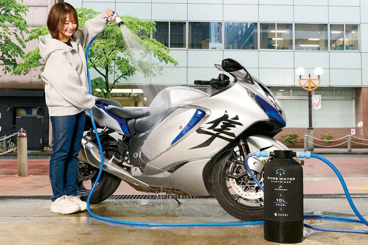 画像: 純水器は水道栓から引いたホースとシャワーヘッド付きホースの間に入れる。電源不要で準備/撤収も素早く行える。