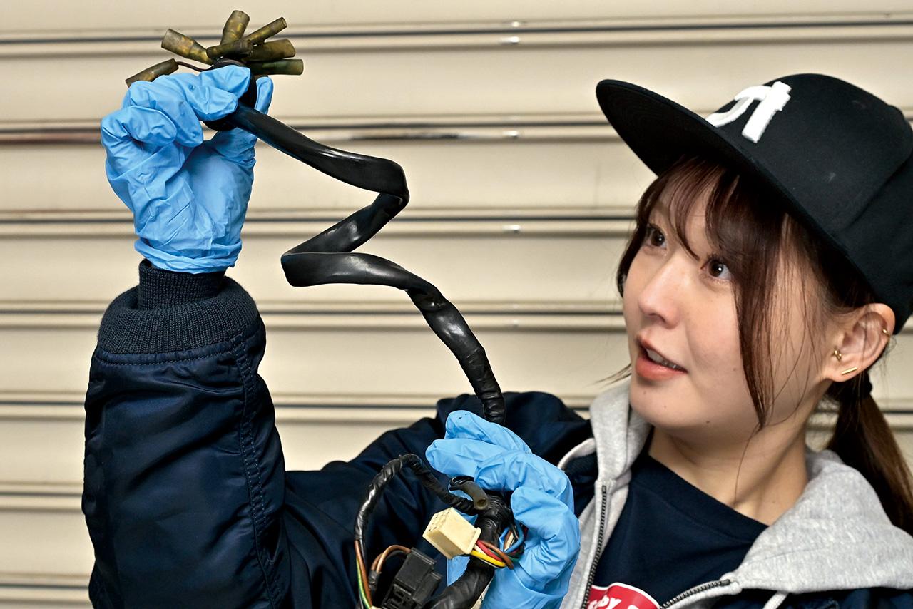 画像1: おまけ:硬くなった配線カバーも復活! 硬化した配線カバーに紙ウエスを巻いてラバゲインを塗布。その上からラップを巻いて1時間位置くと、しなやかさを取り戻した! カバーが柔らかければ車体に取り回しやすい。 ※配線カバーの場合効果は数日程度に限られる。
