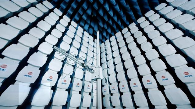 画像: 電波に関する研究が行なわれている研究室。