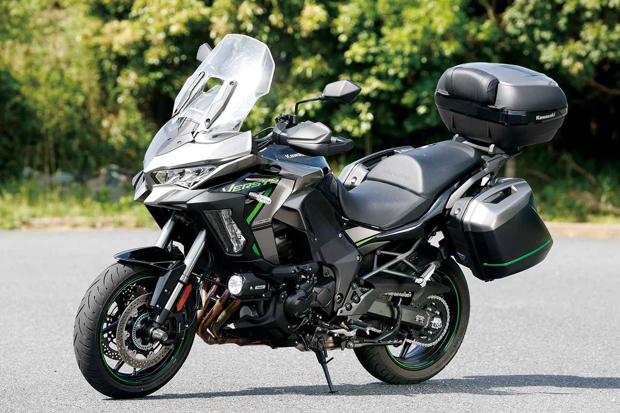 画像: Kawasaki VERSYS 1100 SE 総排気量：1098cc エンジン形式：水冷4ストDOHC4バルブ並列4気筒 シート高：820mm 車両重量：260kg 発売日：2025年4月12日（土） 税込価格：209万円 ※カラーは「メタリックグラファイトグレー×メタリックディアブロブラック」