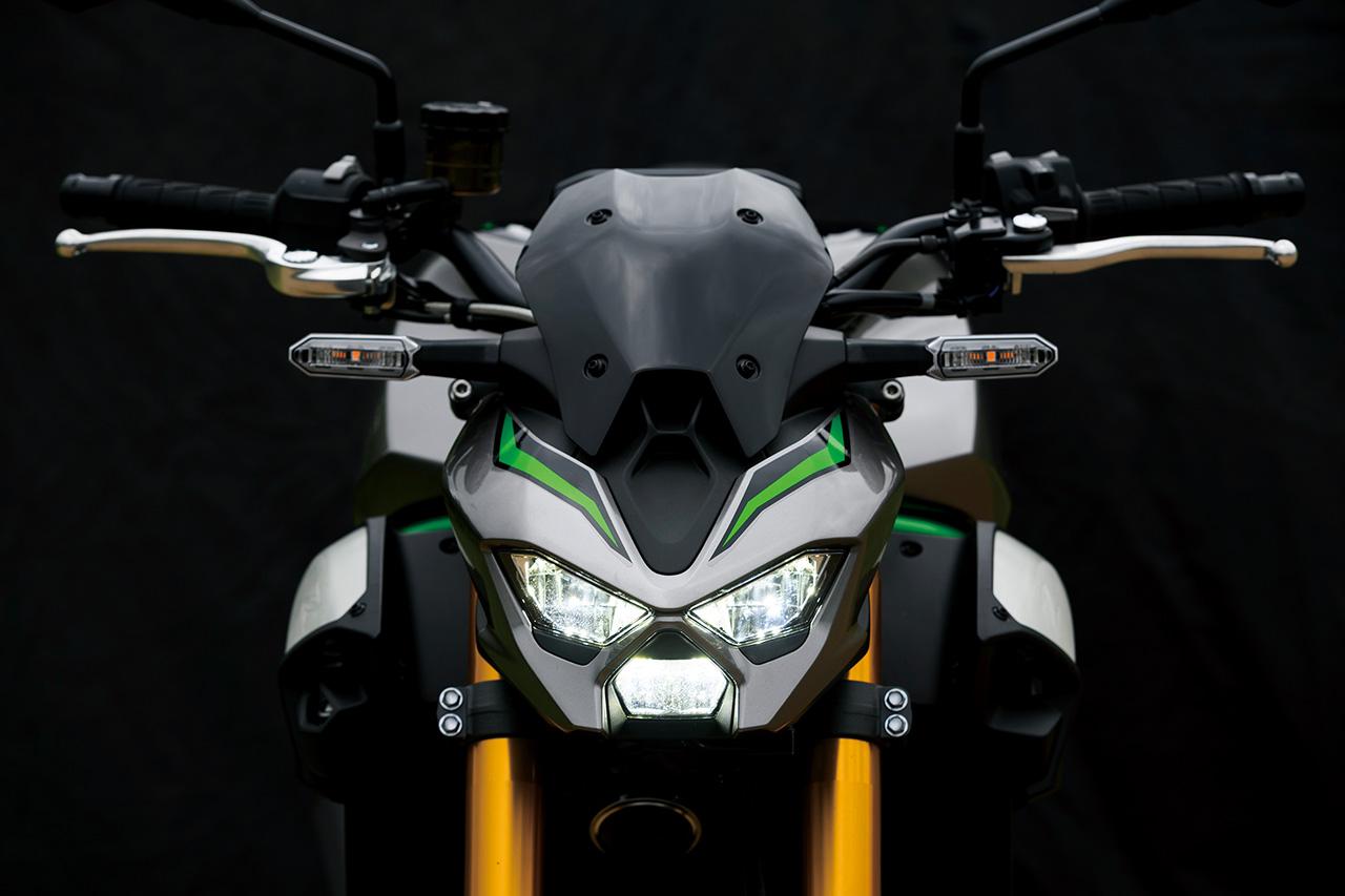 画像: 「小顔で、肩が張っていて、小尻で足が長い。カッコいいスタイルというのは、人間もバイクも同じなんです」と澁田さんは語る。フロントマスクはあごを引いた精悍なイメージを採用。 ※撮影車両は2025年モデル