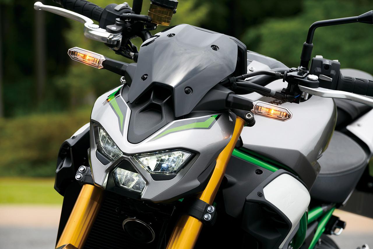 画像: Z900の特徴とも言えるフロントフェイスは、3眼のLEDヘッドライトを採用し、よりインパクトのある独創的な仕上がりに。