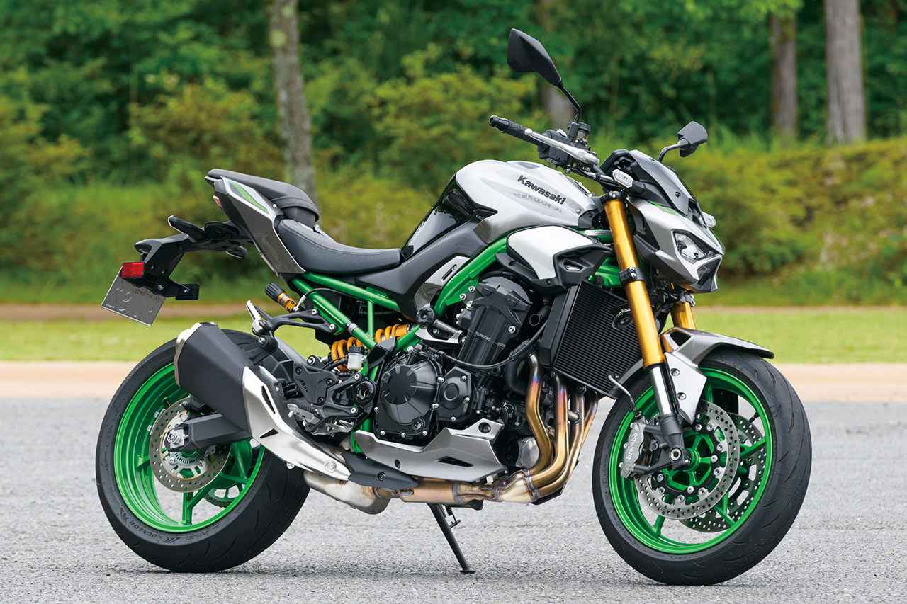 画像: Kawasaki Z900 SE 2026年モデル 総排気量:948cc エンジン形式:水冷4ストDOHC4バルブ並列4気筒 シート高:810mm 車両重量:215kg 発売日:2025年7月15日(火) 税込価格:166万1000円 ※試乗車は2025年4月12日発売のモデルになります。