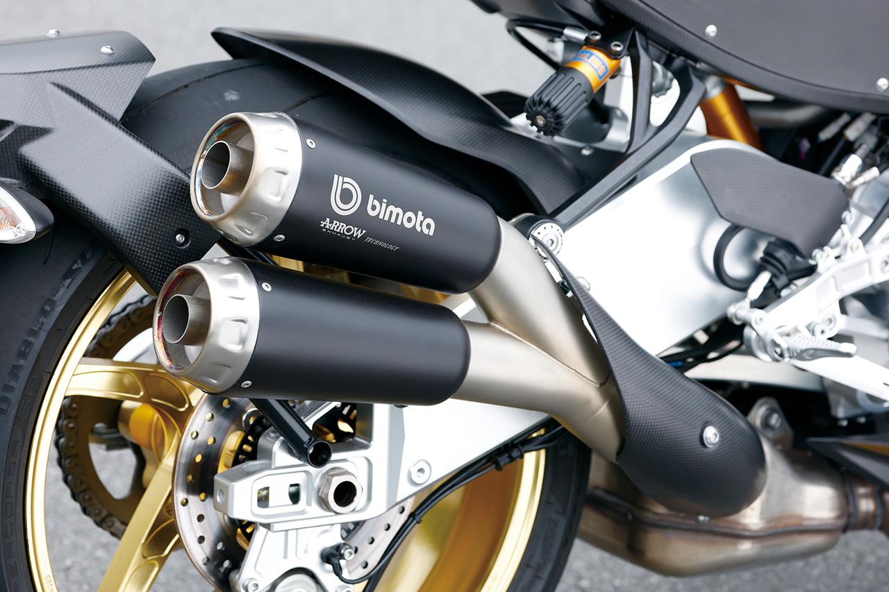 画像: KB4のマフラーはニンジャ1000SXの純正だったが、大きすぎてバンク角がなかった。KB4RCのマフラーはアロー製で精悍なルックスに。