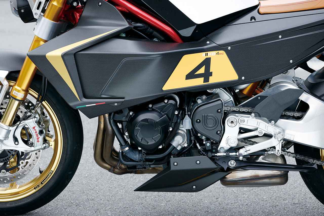 画像: エンジンをより前方にマウントするためにリアにラジエターを装備した車体に合わせ、フロントからリアにかけて冷却用のカーボンダクトを装着。