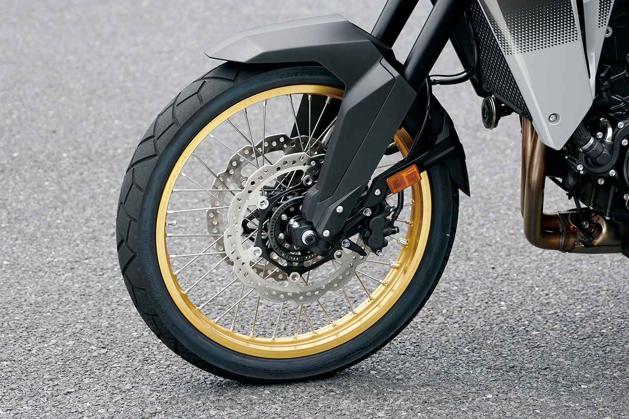 画像: ブレーキはΦ310mmダブルディスクで確かな制動力を確保。タイヤにはオン・オフを両立するダンロップのTRAILMAX MIXTOURを装備。