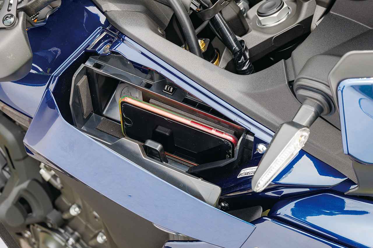 画像: 車体の右サイドカウルには小物入れを用意。キーレスにUSB-Cの電源ソケットなど、電子制御ではないユーティリティも充実している。