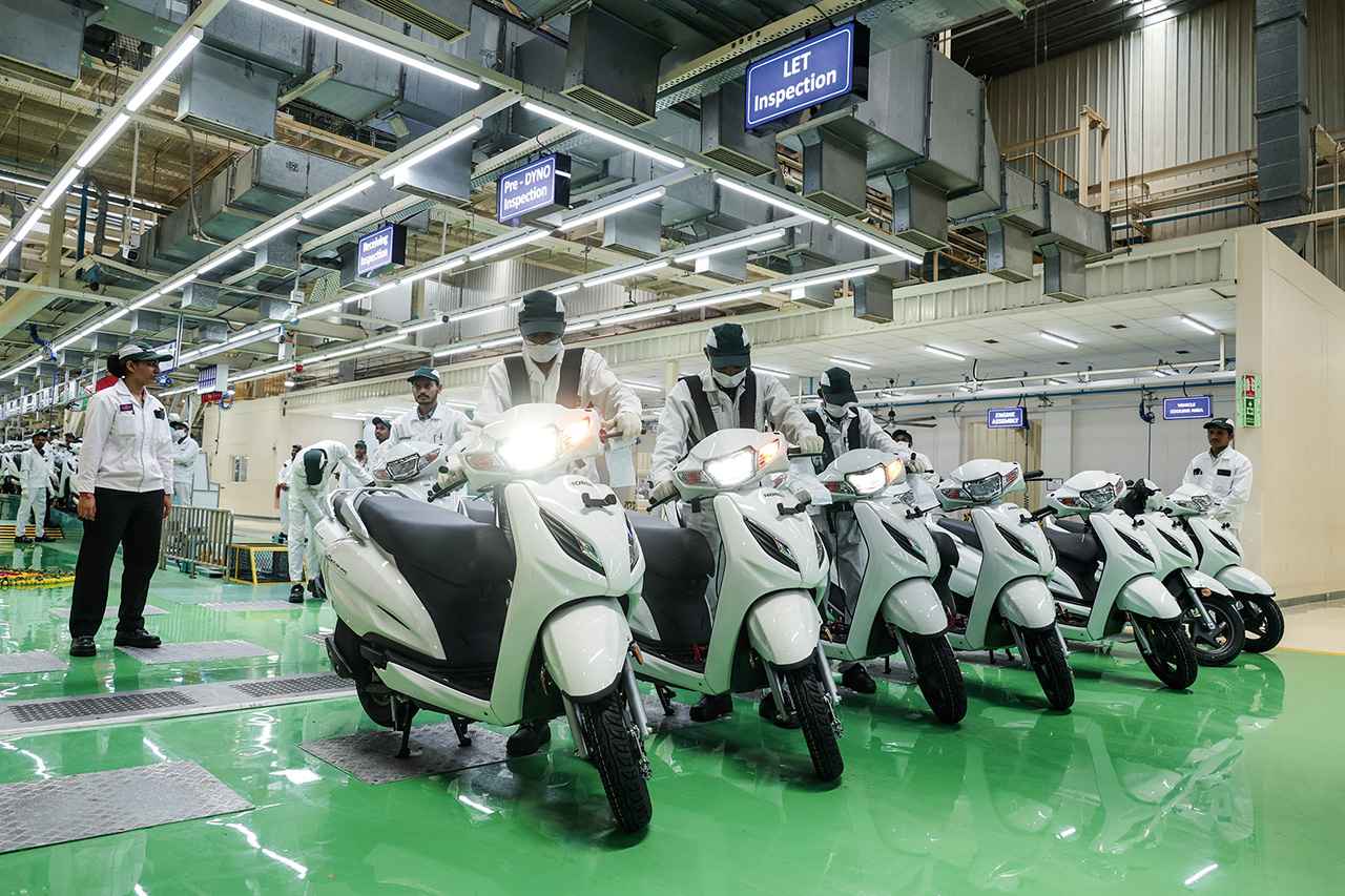 画像3: 女性従業員の雇用増加に対し積極的に取り組んでいるHMSIでは、生産ラインで働くスタッフのうち女性従業員は30%を占めるという高い割合。