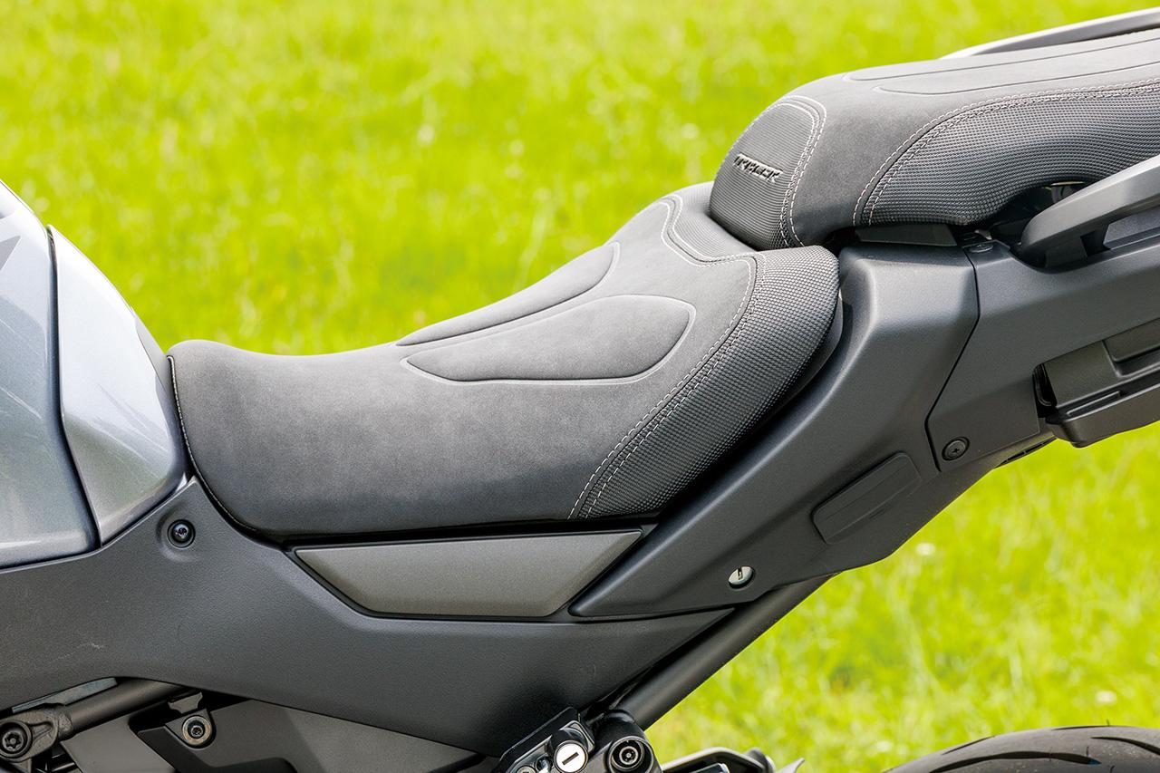 画像: Low(845mm) シート高は860mmと845mmの2段階を用意。シート前端はスリムで、ライダーが前後方向に動ける自由度はかなり高い。高密度クッション材で、快適性も確保されている。