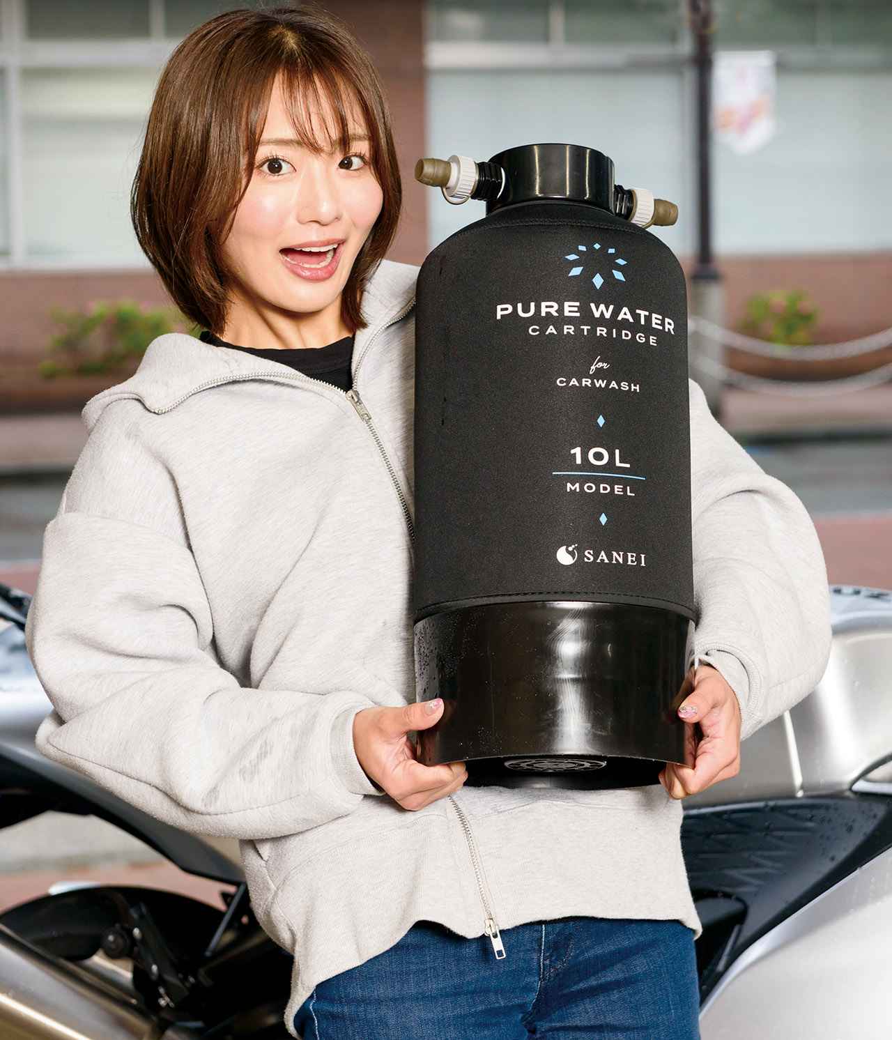 画像: 本体は高さ約49cm、直径約21cmの円筒形。本体の中身はイオン交換樹脂だけなので見た目より軽く、水が入った状態でも楽に持ち運べる。