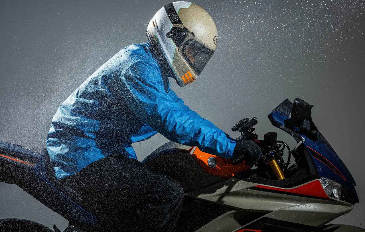 画像1: 豪雨でのバイク乗車でも濡れない設計を目指して開発された「レインアーマー」