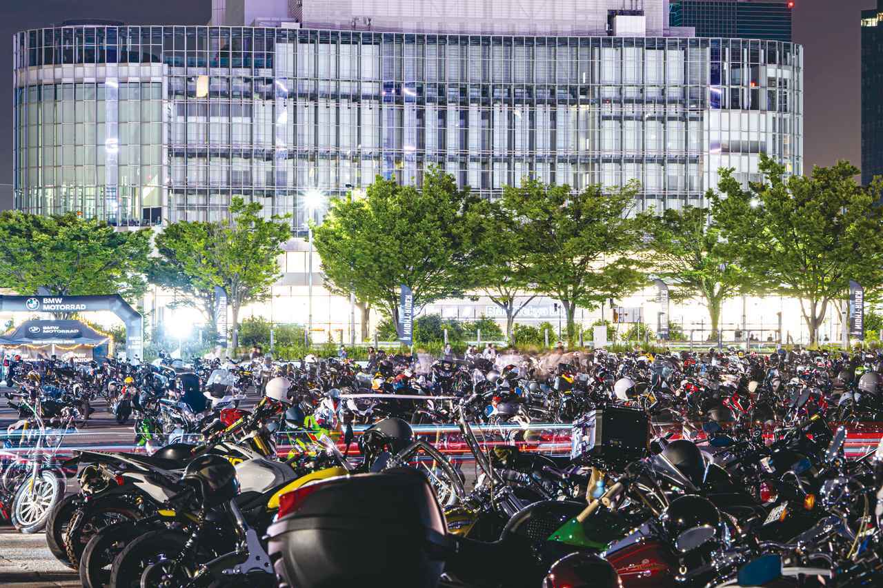 画像: 開場早々に入場ゲートからライダーたちが続々と入場。広大な駐車場がみるみるうちに埋め尽くされ、オープン後しばらくすると駐車スペースはいっぱいとなった。