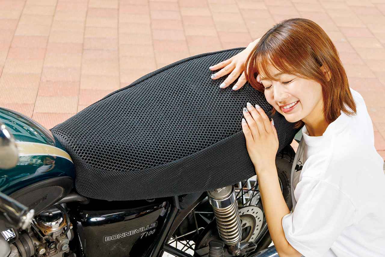 画像: 汎用M〜XLサイズはワンピースタイプのシートにフィットするよう前後長を大きく取ってある。写真はトライアンフ・ボンネビルにXLサイズを被せた状態。