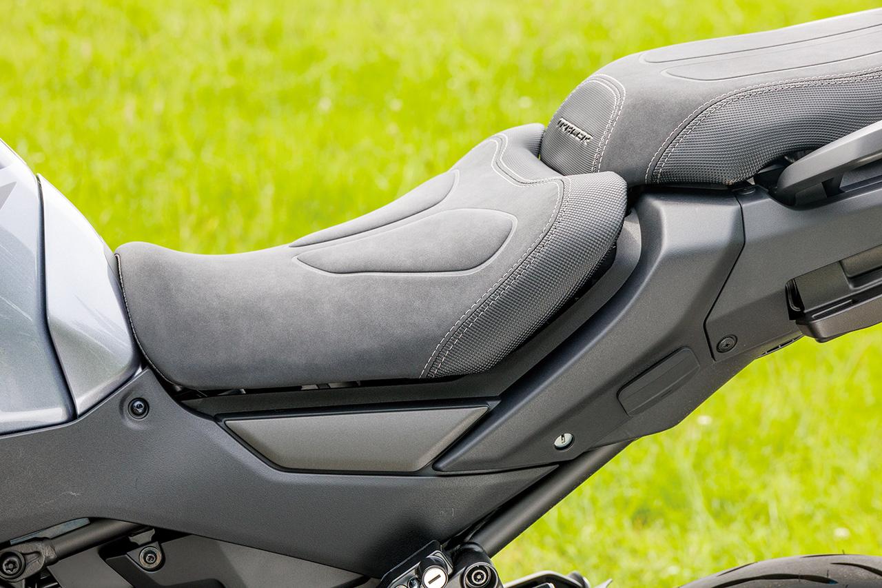 画像: High(860mm) シート高は860mmと845mmの2段階を用意。シート前端はスリムで、ライダーが前後方向に動ける自由度はかなり高い。高密度クッション材で、快適性も確保されている。