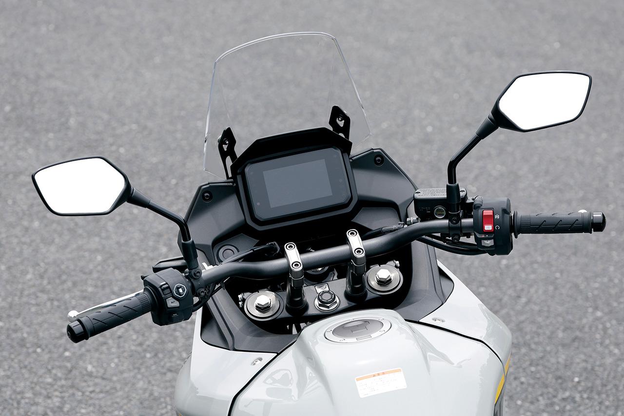 画像: 幅広なハンドルまわり。左ハンドルにはHonda RoadSyncや各種設定の操作ができるマルチファンクションスイッチを採用。