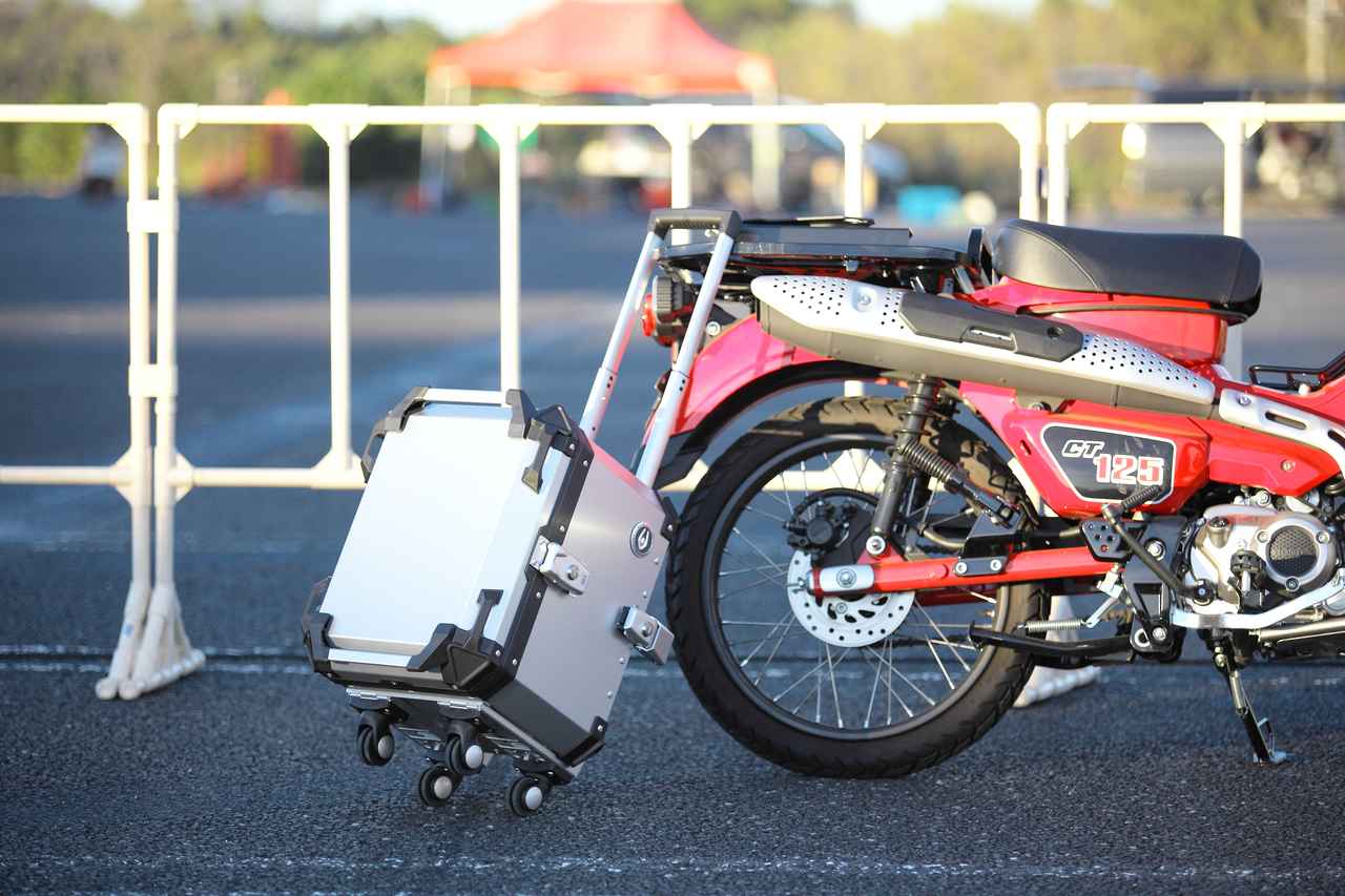 画像: 【用品】クーケースジャパン「トロリー アルミトップケース」 - webオートバイ