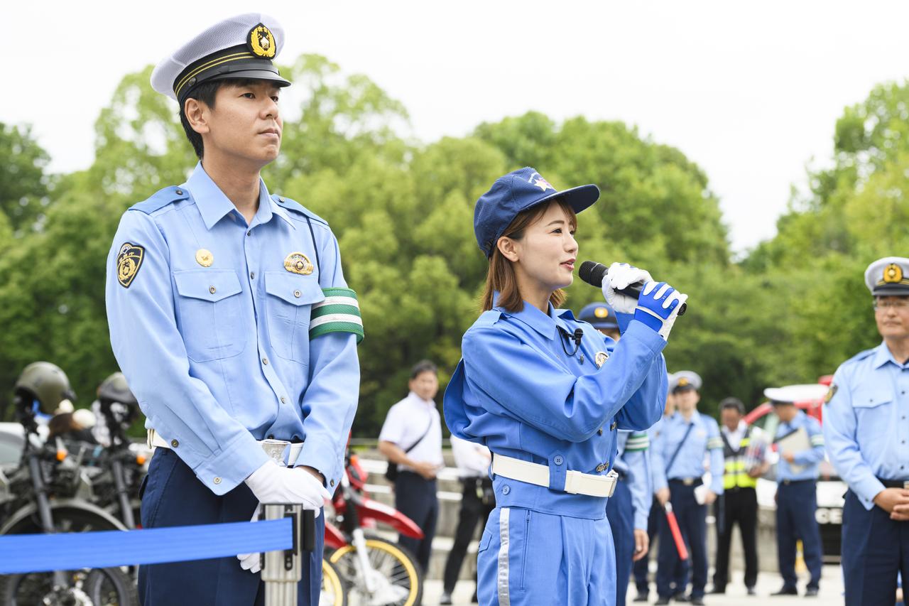 画像: 警視庁赤羽警察署の署長、河田康尚警視とともに安全運転の大切さや、ライダーにとって胸部プロテクターの装着が重要であることを呼びかけました。