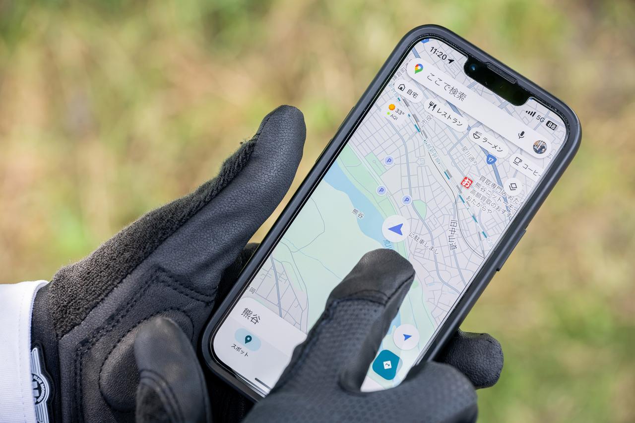 画像: 空冷式グローブのココがいい!② スマホの操作が可能 手のひら側は通電性を持っていて、どの指でもスマホを操作できる。指の動かしやすさと相まって、文字入力も可能。