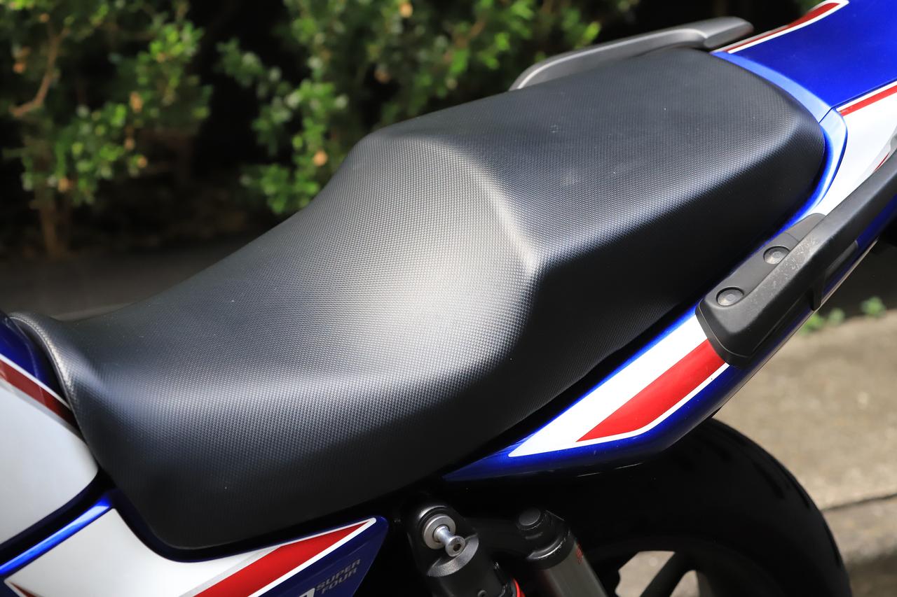 画像: こちらがノーマル仕様のCB。シートは長さ約640mm、幅約300mm、一番分厚いところは約110mmです。いずれも段差部分を考えずに測りました。
