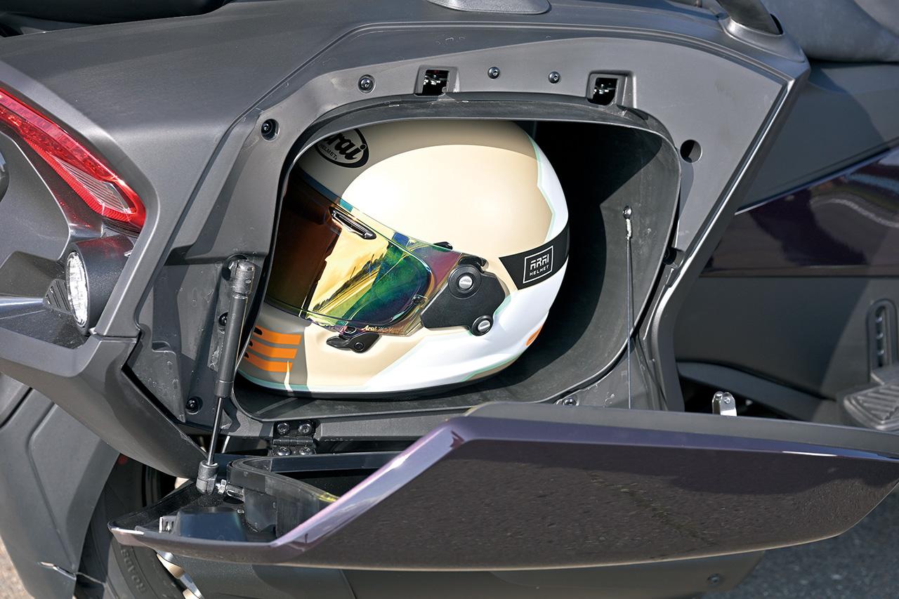 画像: 車体後部左右にあるパニアケースはフルフェイスヘルメットを収納可能。