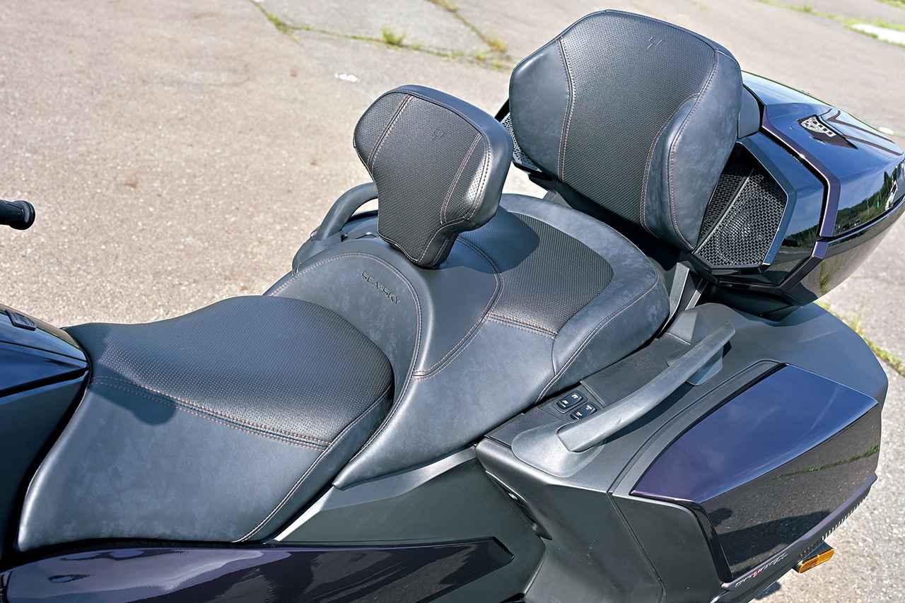 画像: 現行モデルになってシート耐久性と乗り心地が向上。前後ともにシートヒーターを内蔵し、グラブバーにもヒーターを備えている。