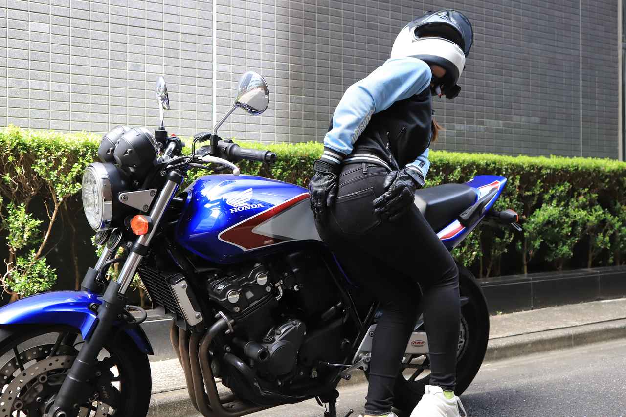 画像: うわあ、お尻に汗ジミが……