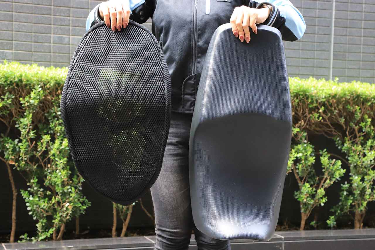 画像: 対してシートカバー(Mサイズ)の座面は長さ560mm、幅270mm。脇側の大きさは、タンク側が約150mmでリア側が約100mmの設計です。これは本当に入るのだろうか……少し心配です。