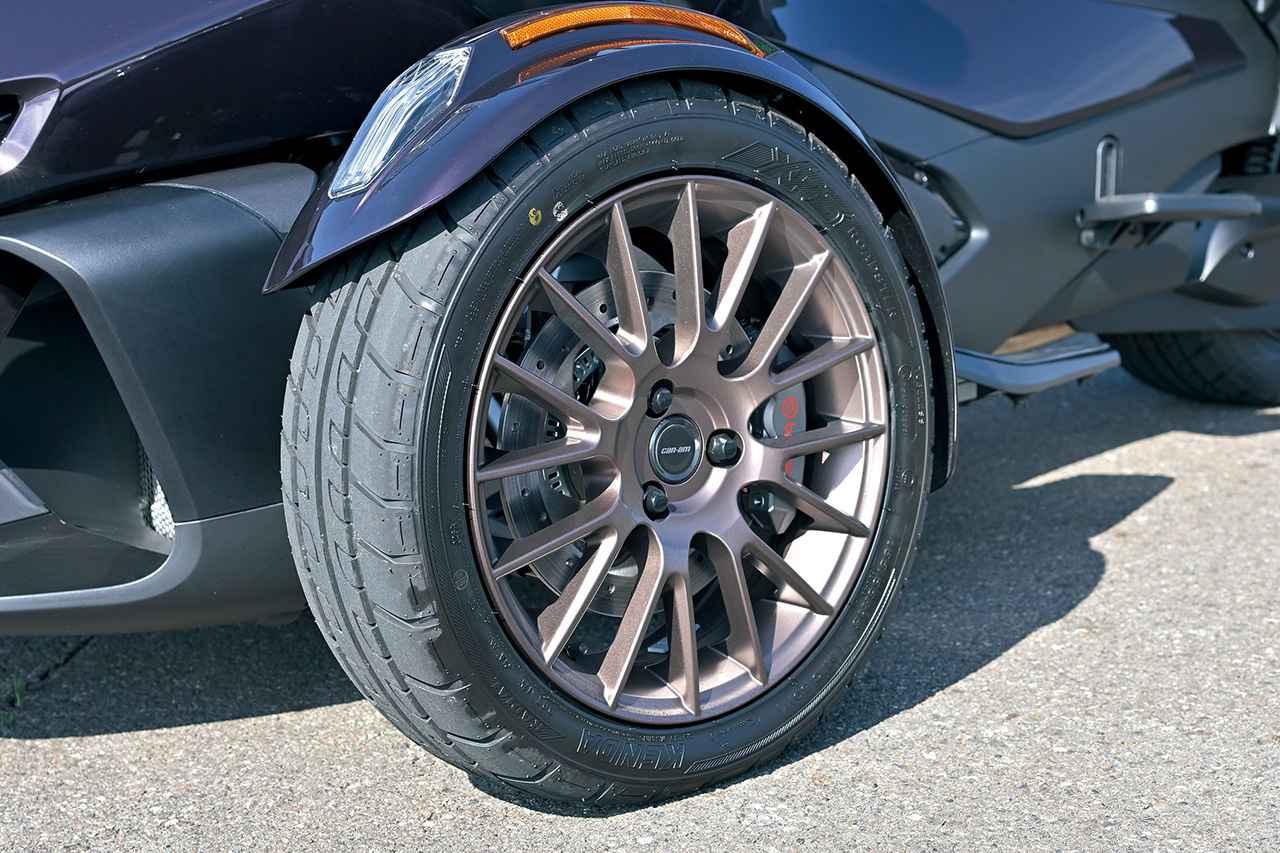 画像: 細身のスポークのすき間から見えるディスクブレーキのキャリパーはブレンボ製。フェンダーの上にウインカーが装備されている。