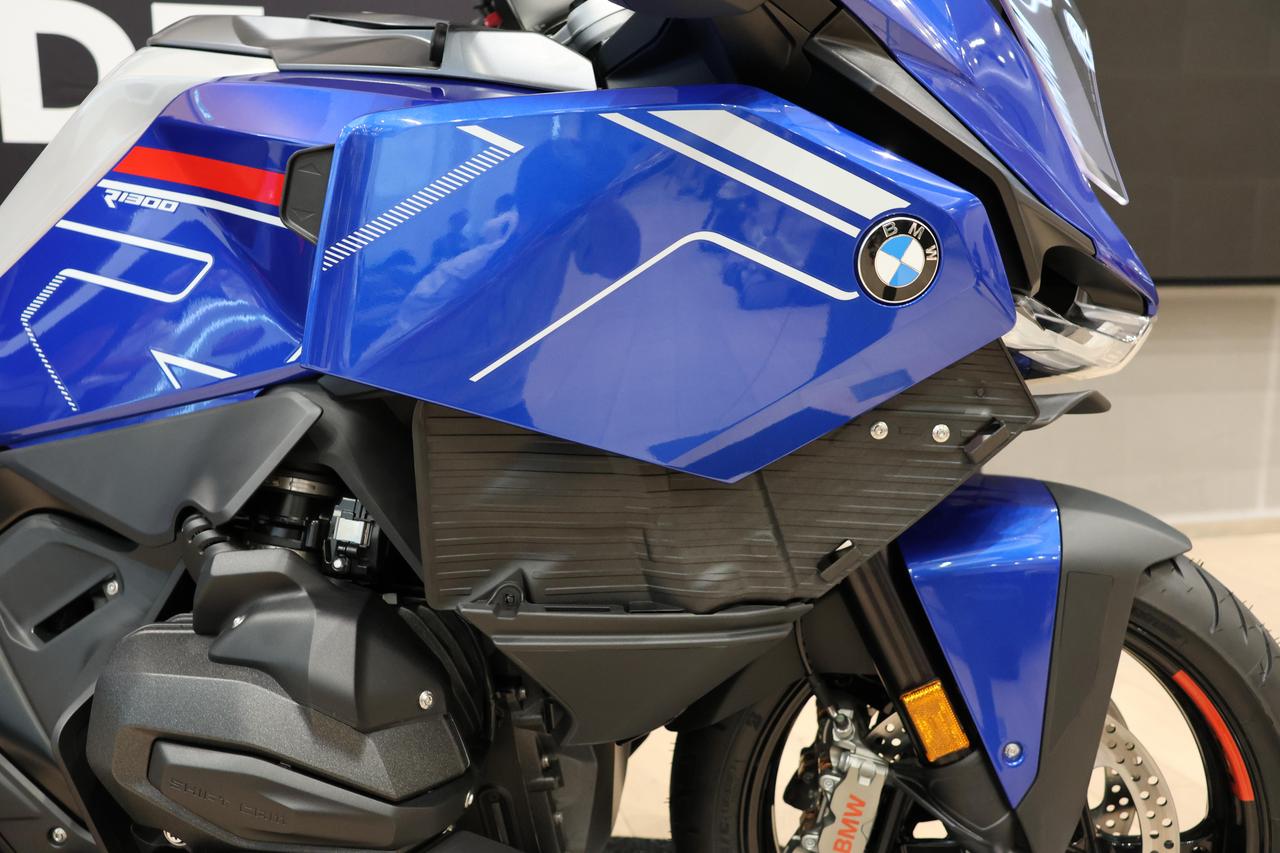 画像1: 【待望の新型登場】最新テクノロジー満載で究極のツーリングマシン“ザ・コマンダー”国内登場! BMW「R1300RT」