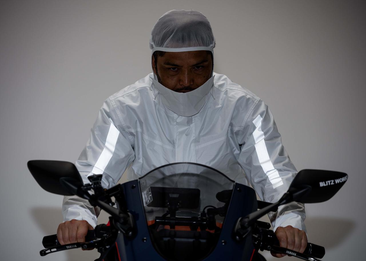 画像1: バイク用レインスーツの異端児が爆誕!? Makku×BMC「レインアーマー」の防水性特化志向が突き抜けていた!