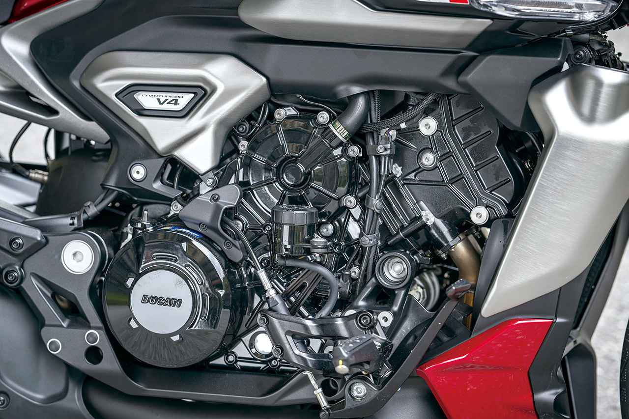 画像: スーパーバイク直系のV4グランツーリスモエンジン。パニガーレからボアを2mm拡大し排気量をアップ。中速寄りの味付けに。