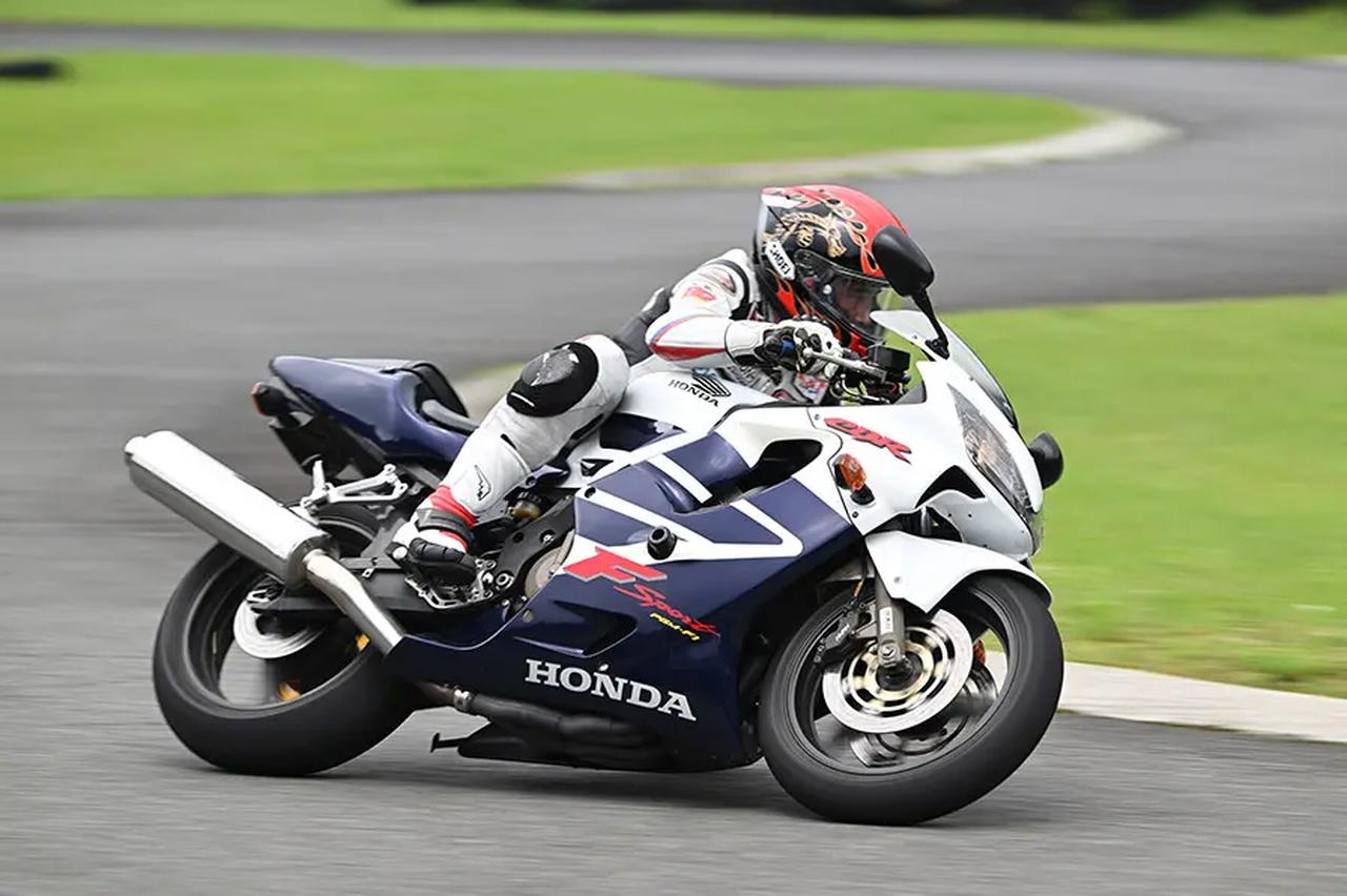画像: 市川 仁が絶版車を斬る HONDA CBR600F SPORT（2001）