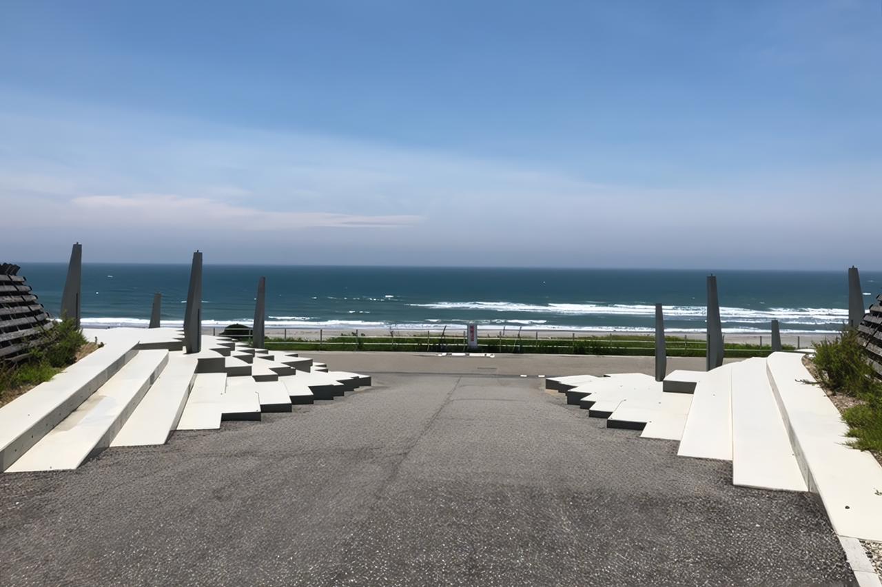 画像: 袋井市の同笠(どうり)海岸は、白い砂浜と翡翠色の波が特徴。