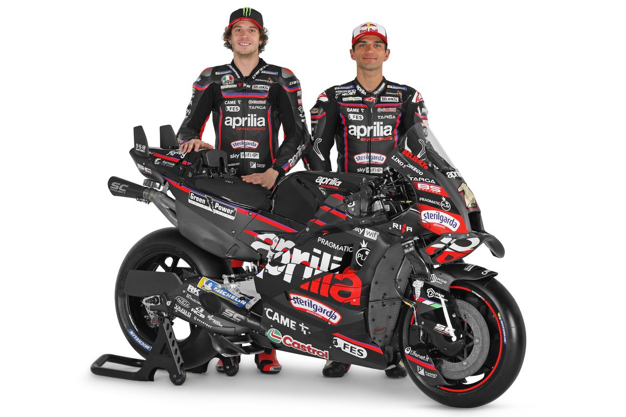 画像: ▲アプリリアのMotoGPマシン「RS-GP 25」と並ぶ、マルコ・ベッツェッキ選手(左)・ホルヘ・マルティン選手(右)。