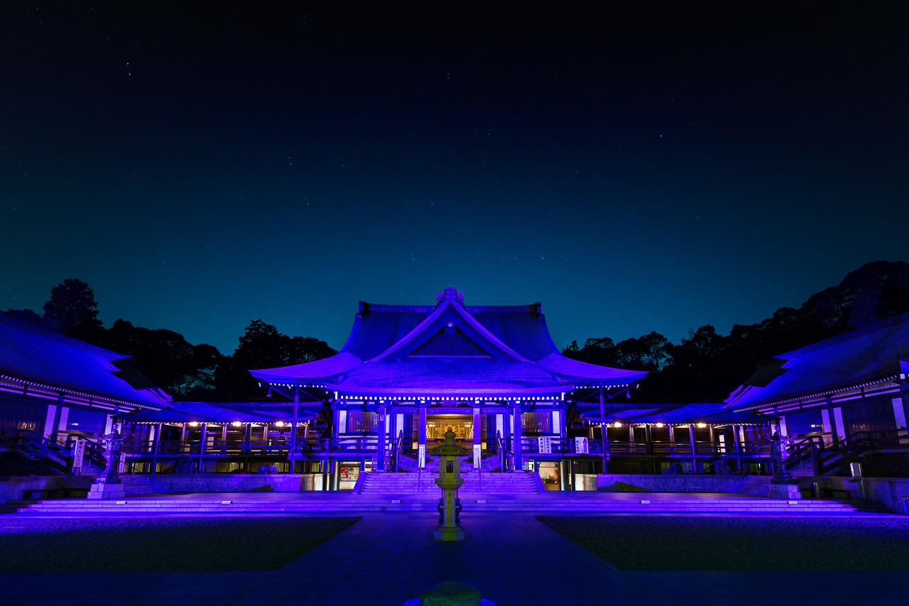画像: 袋井市豊沢にある法多山尊永寺。夜間にライトアップされる行事も開催されている。