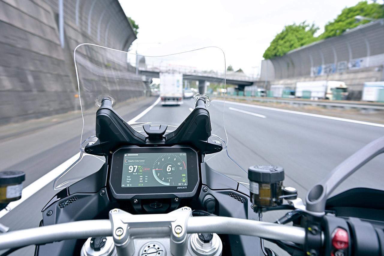 画像: ACCを使っているとき前走車がいなくなると設定した速度まで加速するのだが、ムルティストラーダV4Sはそのときの加速力が意外と鋭い。さすがドゥカティだと感心した。