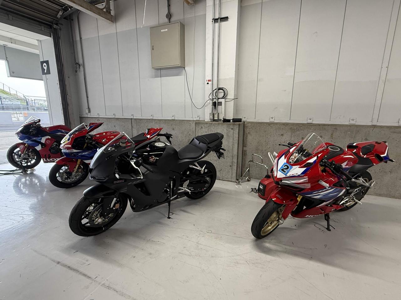 画像13: CBR600RRで鈴鹿サーキットを走る! バトラックスプロショップ走行会に参加しました【葉月美優のライディングレポート】