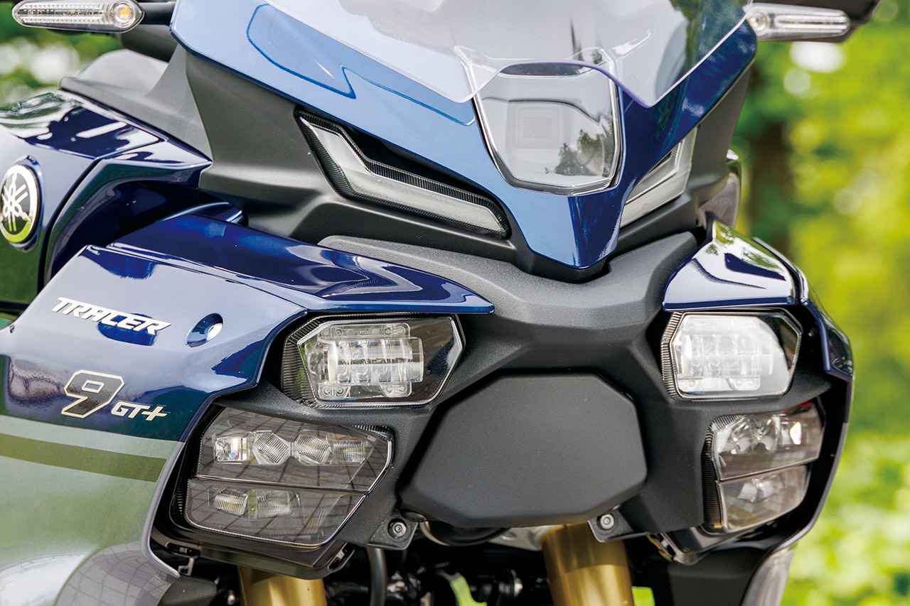 画像: トレーサー9 GT+ Y-AMTは、スクリーン下のマトリクスLEDヘッドライト用のカメラとは別に、ヘッドライトの中央部にACC用のミリ波レーダーユニットを搭載している。